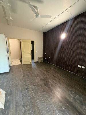Room in 3 BHK Builder Floor at Vipul Square, Sushant Lok I – for Rent