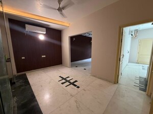 Room in 3 BHK Builder Floor at Vipul Square, Sushant Lok I – for Rent