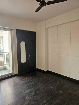 Room in 3.5 BHK Apartment at Exotica Dreamville, Sector 16c Greater Noida – for Rent