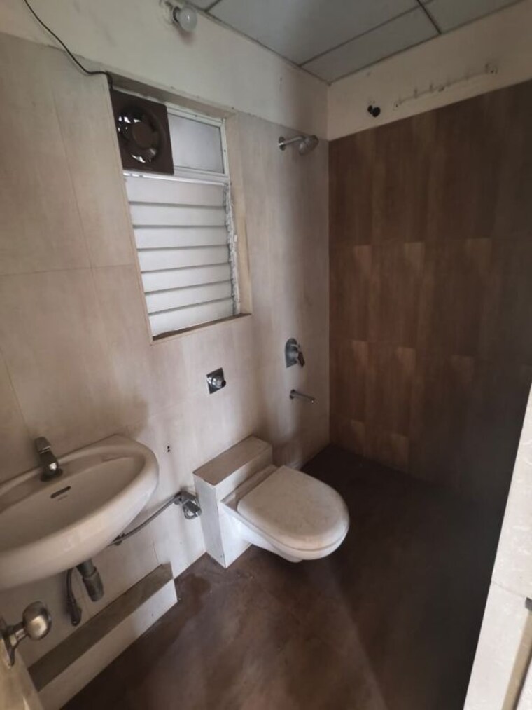 Bathroom, vijay-orovia 1.5 Bedroom 525 Sq.Ft. Apartment In Ghodbunder Road Thane 10615424