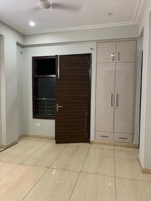 Room in 2.5 BHK Builder Floor at Ansal Sushant Lok I, Sector 43 – for Rent