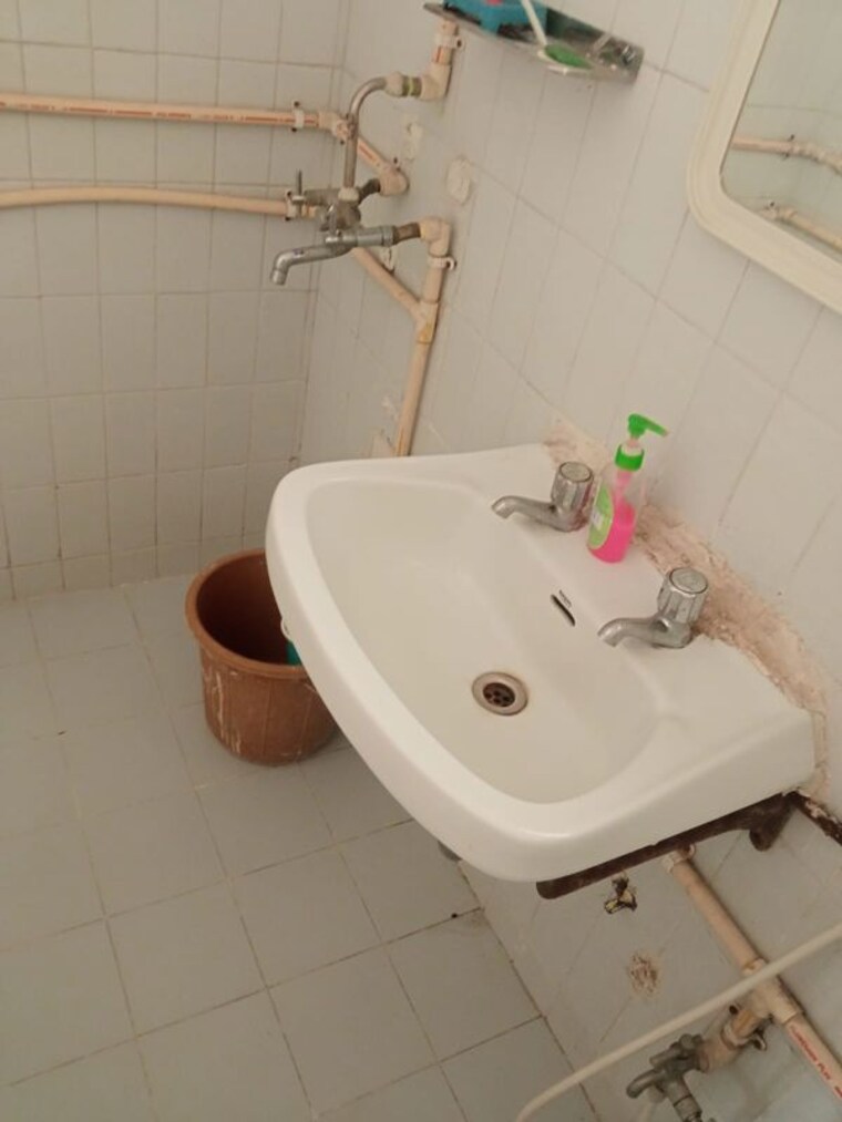 Bathroom, magarpatta-laburnum-park 3.5 Bedroom 1500 Sq.Ft. Apartment In Hadapsar Pune 10615478