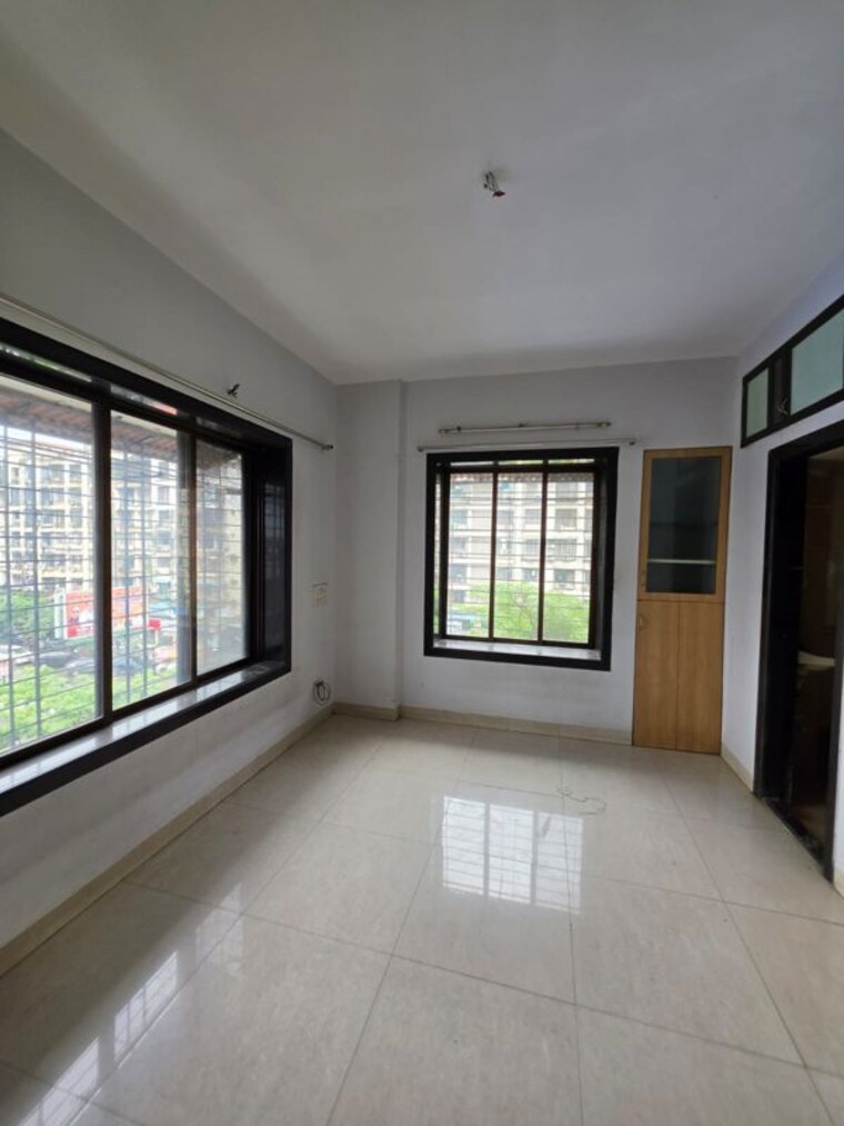 Room, shanti vihar Commercial Office Space 1000 Sq.Ft. In Shanti Vihar Thane 10615487