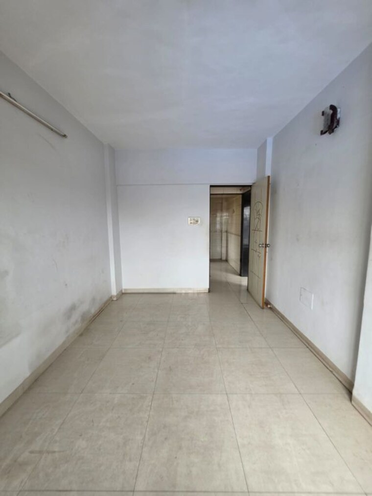 Room, shanti vihar Commercial Office Space 1000 Sq.Ft. In Shanti Vihar Thane 10615487