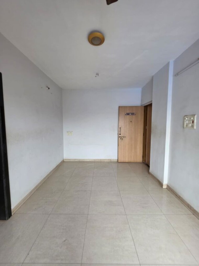 Room, shanti vihar Commercial Office Space 1000 Sq.Ft. In Shanti Vihar Thane 10615487