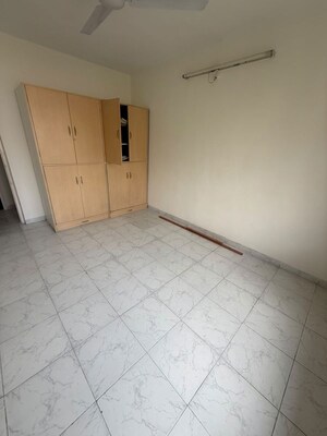 Room in 3.5 BHK Apartment at Magarpatta Laburnum Park, Hadapsar – for Rent