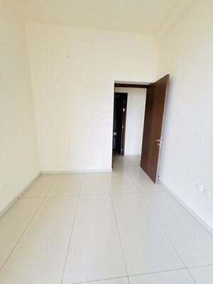 Room in 2.5 BHK Apartment at Prestige Siesta, Mulund West – for Rent