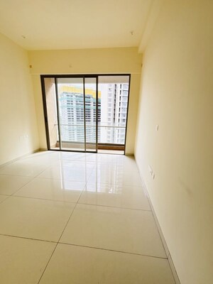 Room in 2.5 BHK Apartment at Prestige Siesta, Mulund West – for Rent