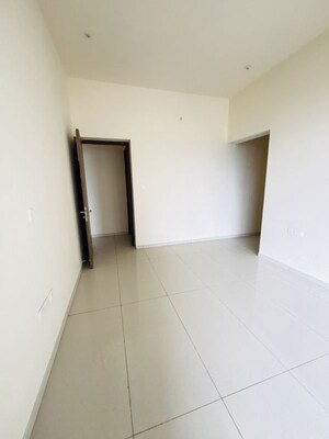 Room in 2.5 BHK Apartment at Prestige Siesta, Mulund West – for Rent