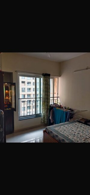 Room in 2 BHK Apartment at Rustomjee Urbania Azziano, Thane West – for Rent