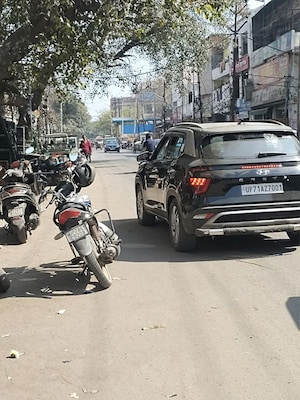 Parking in  Shop at Heera Ganj – for Sale