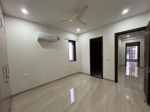 Room in 3 BHK Builder Floor at Sector 57 – for Rent