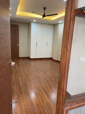 Room in 3 BHK Builder Floor at Sector 43 – for Rent