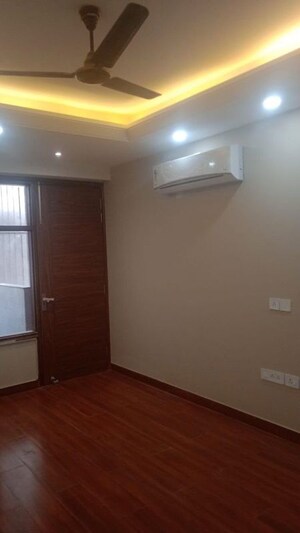 Room in 3 BHK Builder Floor at Sector 43 – for Rent
