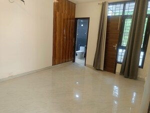 Room in 3 BHK Builder Floor at Unitech Arcadia, South City 2 – for Sale