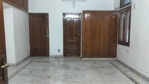 Room in 3 BHK Builder Floor at Cbi Colony – for Rent
