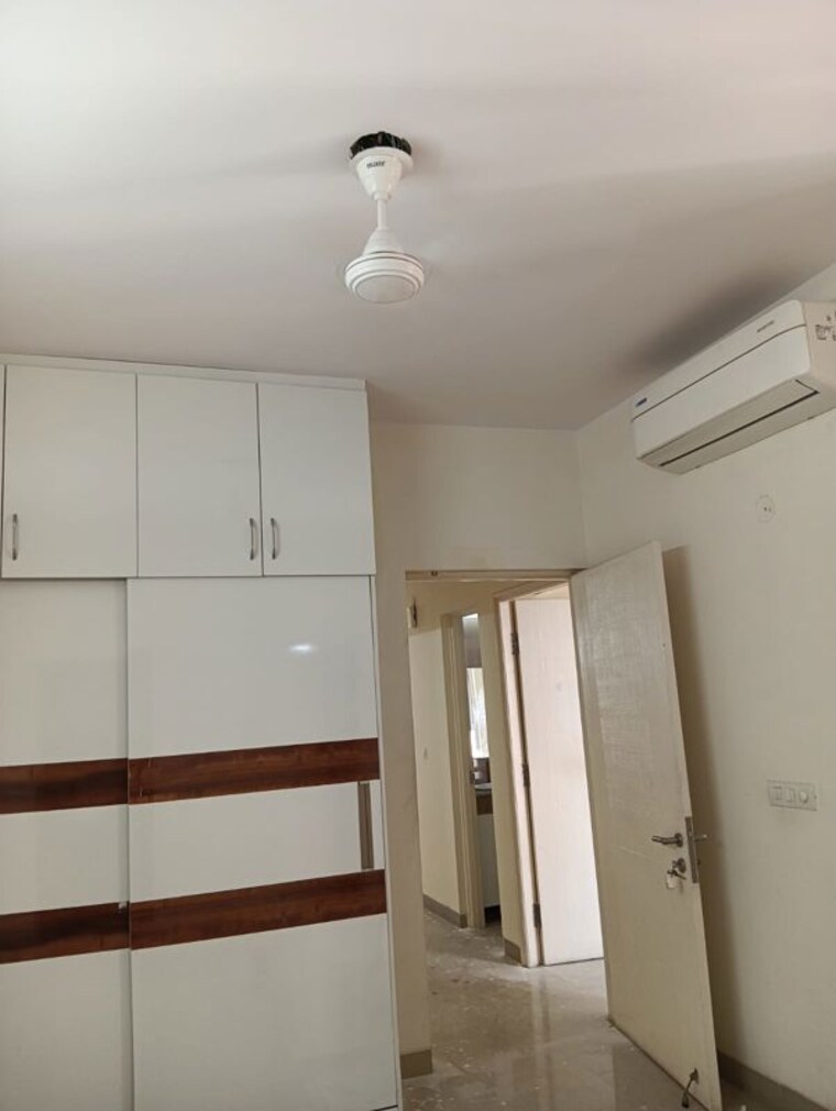 Room, emaar-emerald-estate 2.5 Bedroom 1200 Sq.Ft. Apartment In Sector 65 Gurgaon 10616297