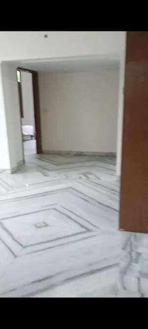 Room in 3 BHK Builder Floor at Sector 38 – for Rent