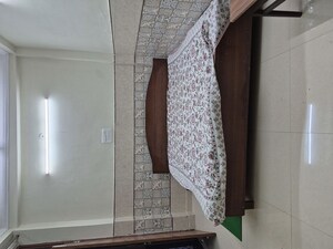 Bathroom in 1.5 BHK Builder Floor at Mayur Vihar – for Rent
