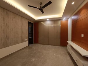 Room in 4 BHK Builder Floor at Janakpuri – for Rent