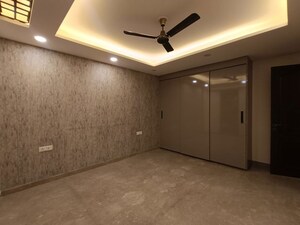 Room in 4 BHK Builder Floor at Janakpuri – for Rent