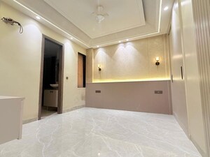 Room in 4 BHK Builder Floor at Unitech South City II, Sector 50 – for Sale