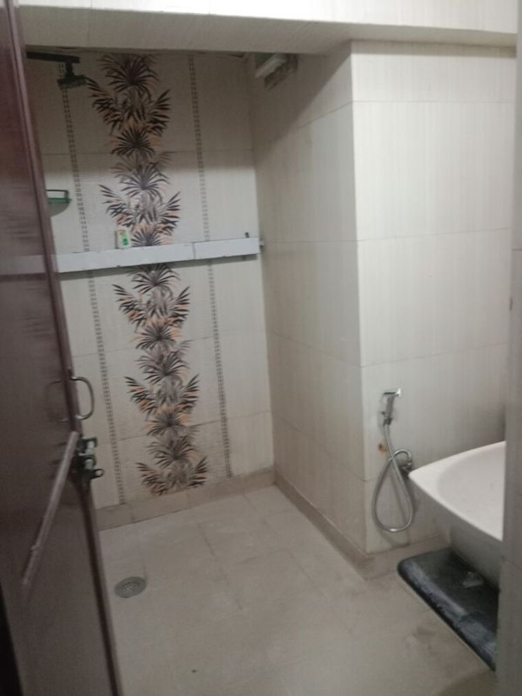 Bathroom, janakpuri 2 Bedroom 80 Sq.Yd. Builder Floor In Janakpuri Delhi 10616435