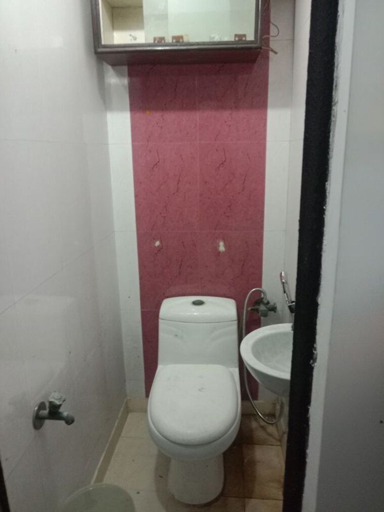 Bathroom, janakpuri 2 Bedroom 80 Sq.Yd. Builder Floor In Janakpuri Delhi 10616435