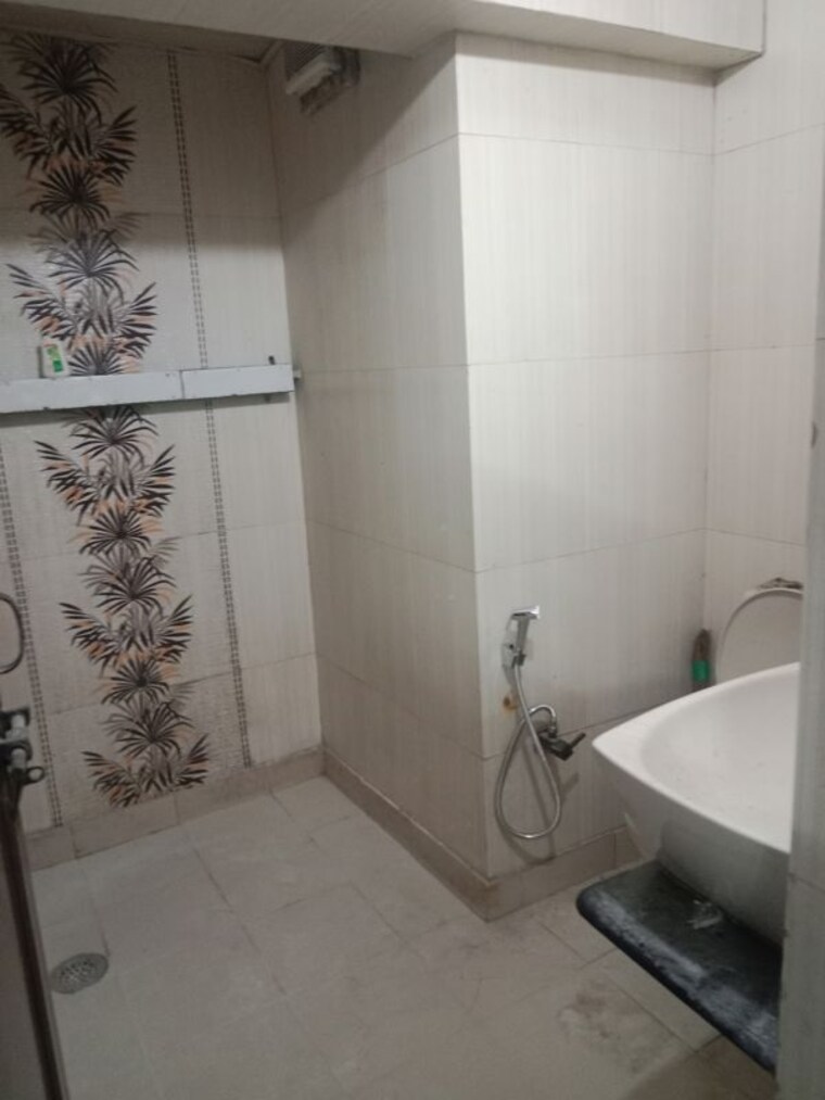 Bathroom, janakpuri 2 Bedroom 80 Sq.Yd. Builder Floor In Janakpuri Delhi 10616435