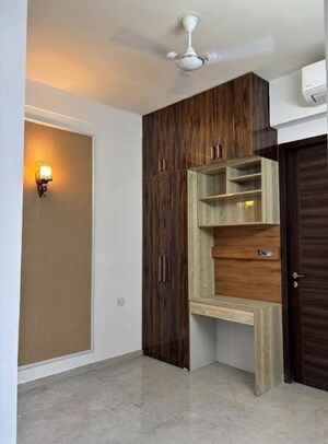 Room in 3 BHK Apartment at Smart World Orchard, Sector 61 – for Rent