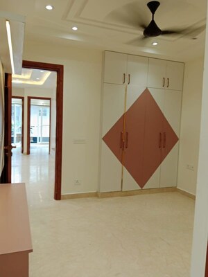 Room in 3 BHK Builder Floor at Janakpuri – for Rent