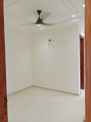 Room in 3 BHK Builder Floor at Janakpuri – for Rent