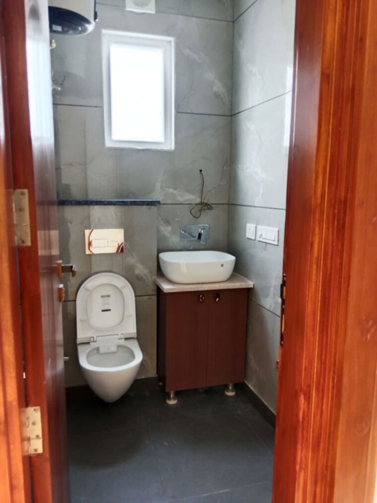 Bathroom, janakpuri 3 Bedroom 120 Sq.Yd. Builder Floor In Janakpuri Delhi 10616519