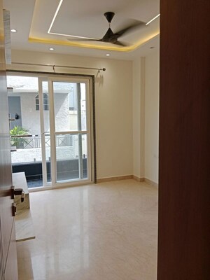 Room in 3 BHK Builder Floor at Janakpuri – for Rent