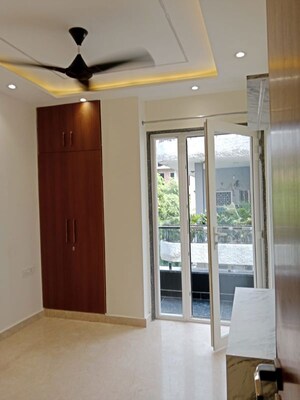 Room in 3 BHK Builder Floor at Janakpuri – for Rent