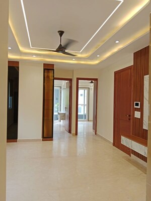 Room in 3 BHK Builder Floor at Janakpuri – for Rent