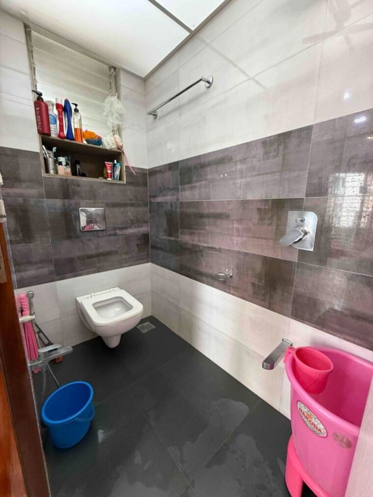 Bathroom, isa-royal-palace 2 Bedroom 850 Sq.Ft. Apartment In Prabhadevi Mumbai 10548095