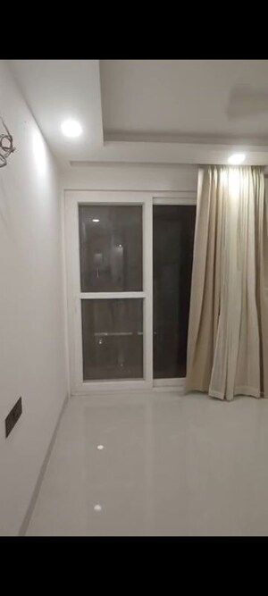 Building Lobby in 3 BHK Builder Floor at Mahavir Enclave – for Sale
