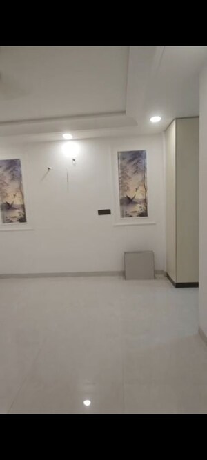 Room in 3 BHK Builder Floor at Mahavir Enclave – for Sale