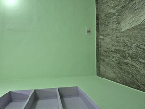 Furnished Amenities in 2.5 BHK Builder Floor at Mayur Vihar – for Rent