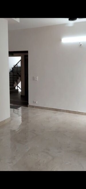 Room in 2.5 BHK Apartment at Amrapali Riverview, Amrapali Leisure Valley – for Rent