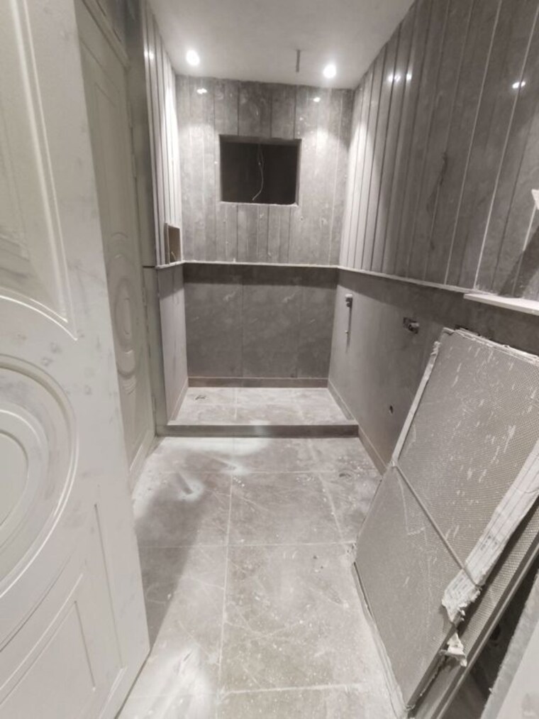 Bathroom, paschim vihar 4 Bedroom 300 Sq.Yd. Builder Floor In Paschim Vihar Delhi 10607311