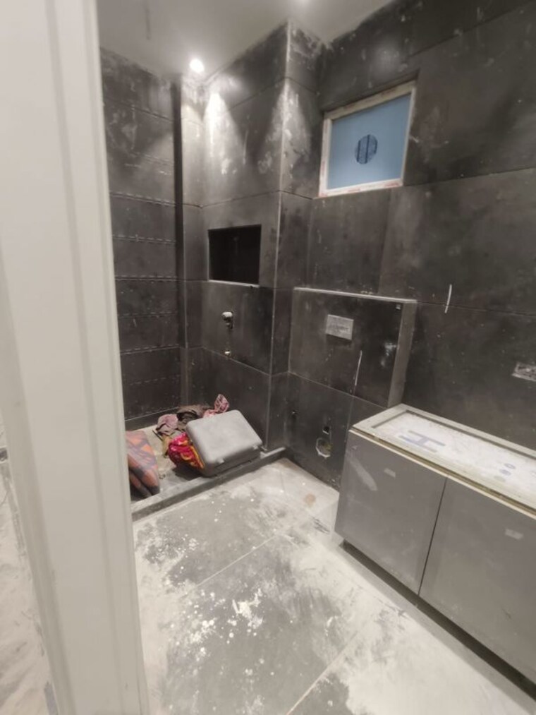 Bathroom, paschim vihar 4 Bedroom 300 Sq.Yd. Builder Floor In Paschim Vihar Delhi 10607311