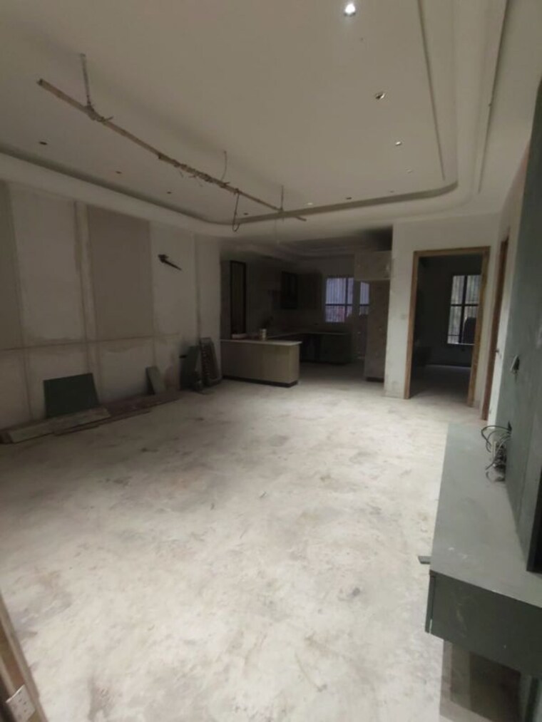  Parking, paschim vihar 3 Bedroom 200 Sq.Yd. Builder Floor In Paschim Vihar Delhi 10607215