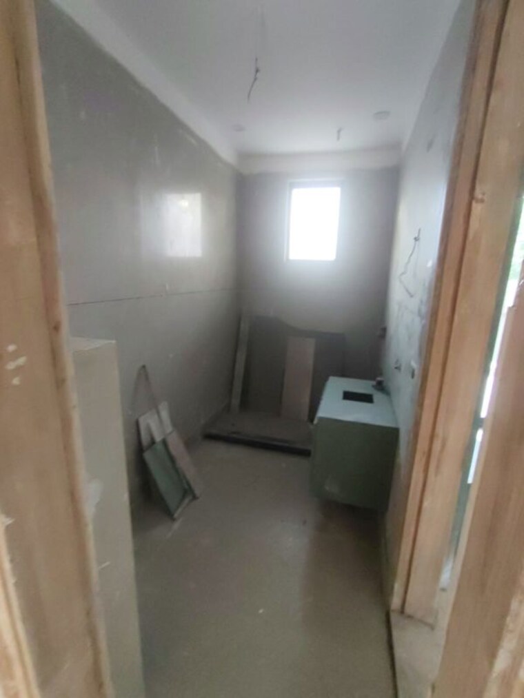 Bathroom, paschim vihar 3 Bedroom 200 Sq.Yd. Builder Floor In Paschim Vihar Delhi 10607215