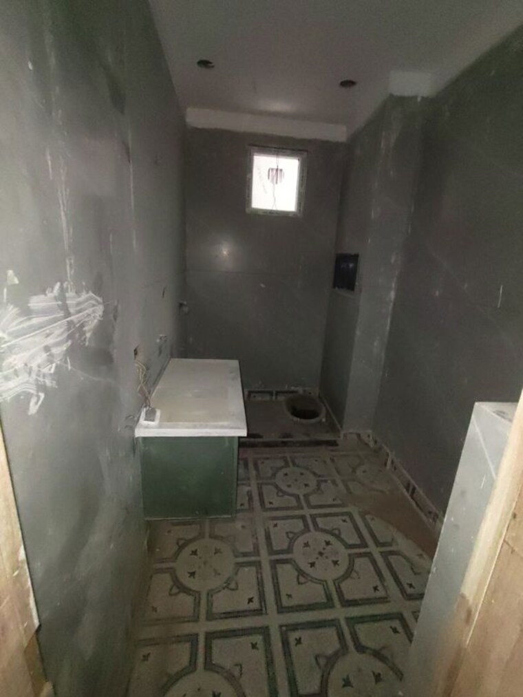 Bathroom, paschim vihar 3 Bedroom 200 Sq.Yd. Builder Floor In Paschim Vihar Delhi 10607215