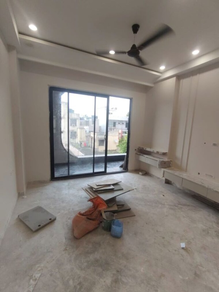 Room, paschim vihar 3 Bedroom 200 Sq.Yd. Builder Floor In Paschim Vihar Delhi 10607215