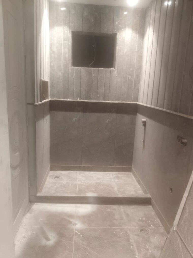 Bathroom, paschim vihar 4 Bedroom 300 Sq.Yd. Builder Floor In Paschim Vihar Delhi 10607144