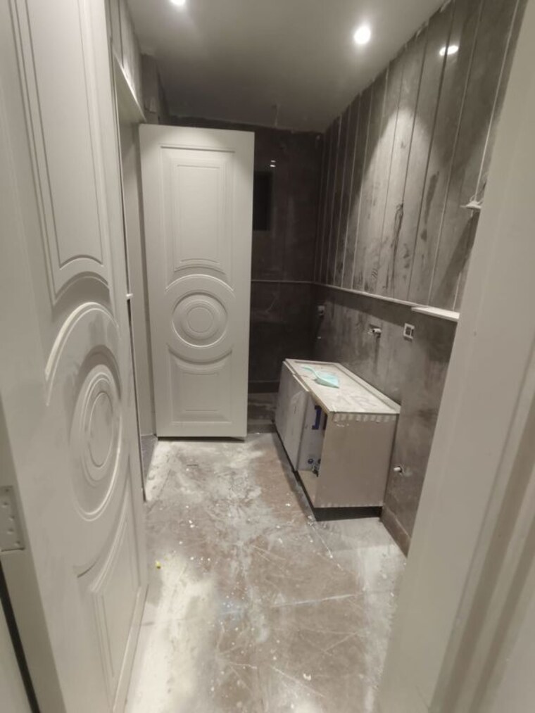 Bathroom, paschim vihar 4 Bedroom 300 Sq.Yd. Builder Floor In Paschim Vihar Delhi 10607144