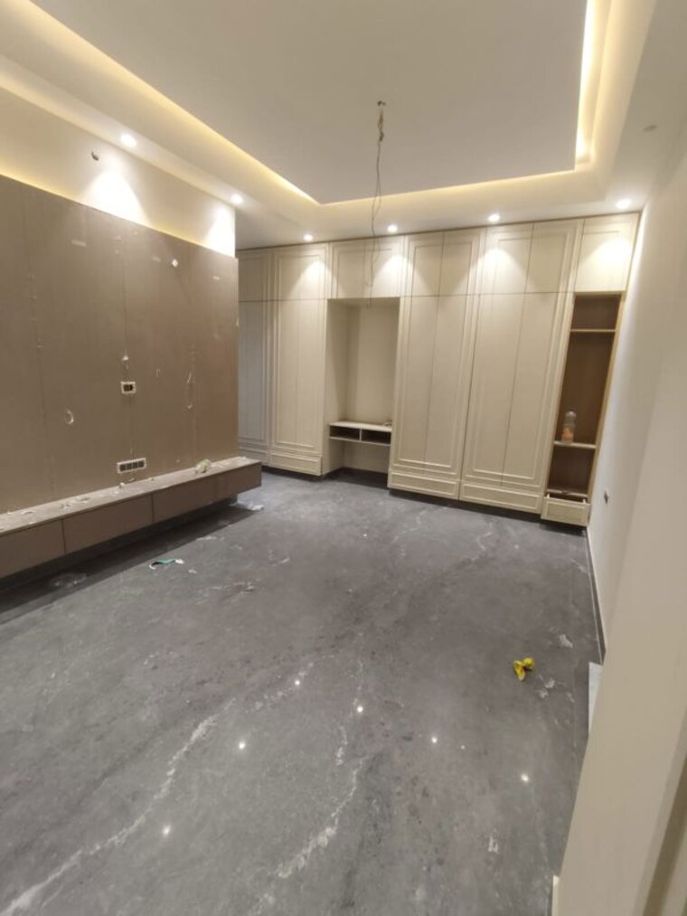 Room, paschim vihar 4 Bedroom 300 Sq.Yd. Builder Floor In Paschim Vihar Delhi 10607144